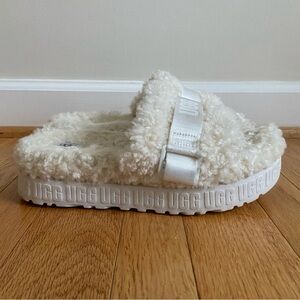 UGG Fluffita Platform Slippers Size 9 Shearling Cozy Loungewear Winter Fuzzy